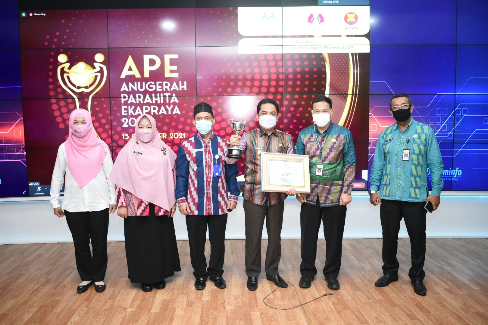 Foto Predikat Madya pada Anugerah Parahita Ekapraya (APE), dari Menteri Pemberdayaan Perempuan dan Perlindungan Anak (PP-PA), (13 Oktober 2021)